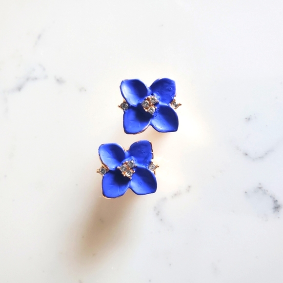 SALE 🥰❤RESTOCKED... Camila flower stud earrings - Picture 2 of 4